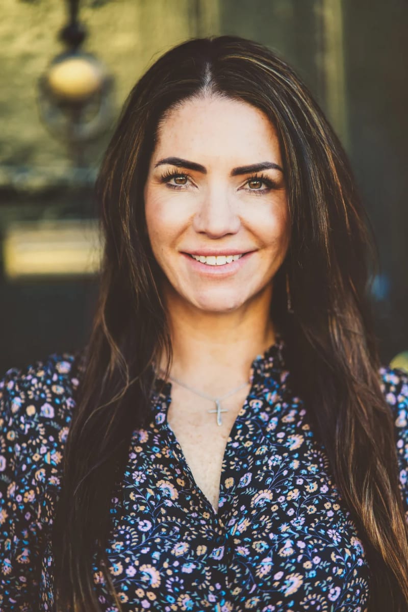 Outdoor environmental portrait sample